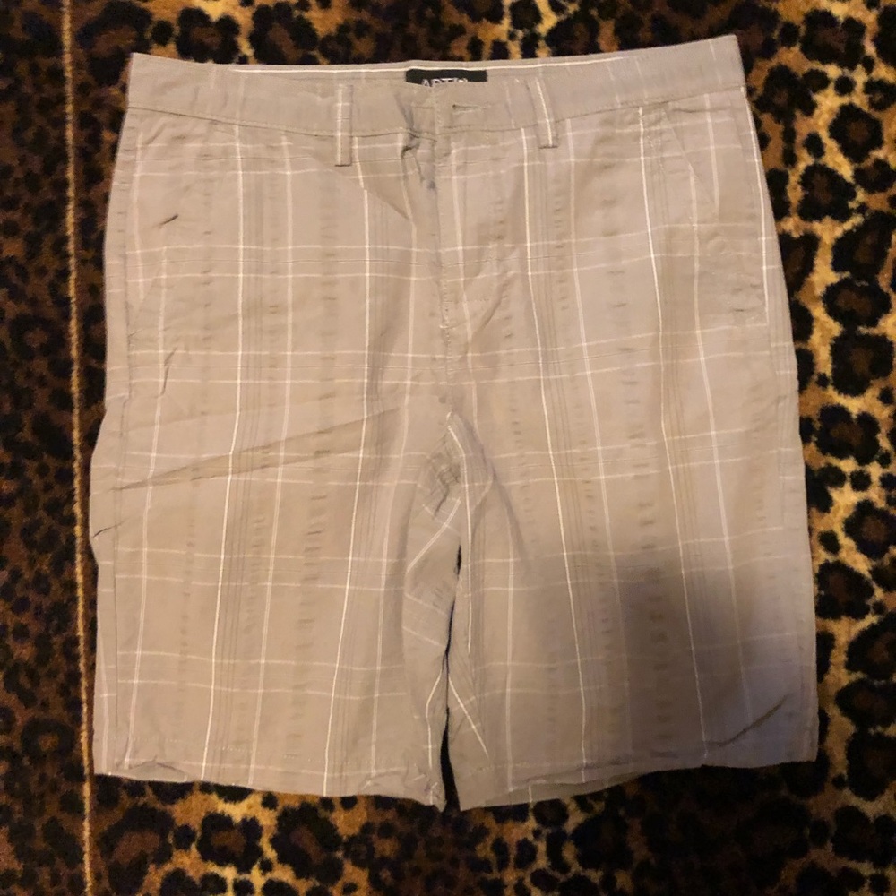 grey men’s shorts - Picture 2 of 3